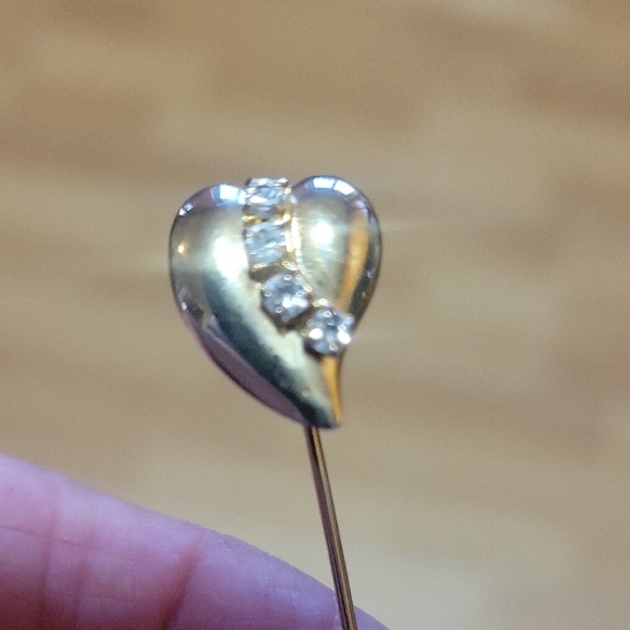 Elegant Gold Brooch Pin Set - Picture 4 of 6